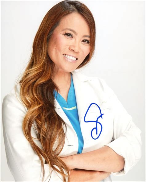 DR. SANDRA LEE - Dr. Pimple Popper AUTOGRAPH Signed 8x10 Photo B