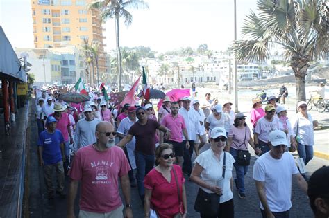 Se forma la Marea Rosa en Mazatlán para defender a la democracia