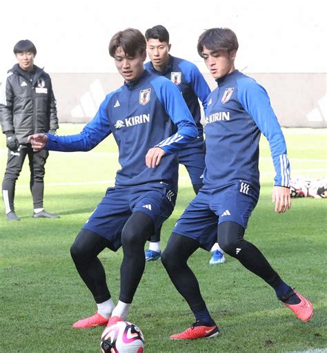 ＜サッカー日本代表練習＞練習に汗を流す藤井、川村（右）（撮影・西海健太郎） ― スポニチ Sponichi Annex サッカー