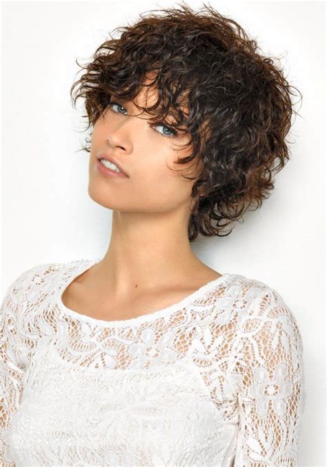 Ode à La Boucle Les Plus Beaux Modèles De Coiffures Pour Sinspirer Short Curly Hairstyles