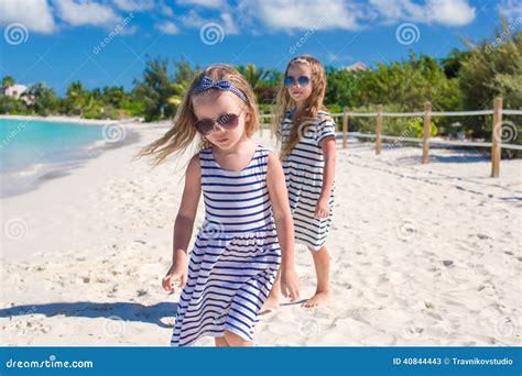 Les Petites Filles Adorables Ont L Amusement Sur La Plage Image Stock