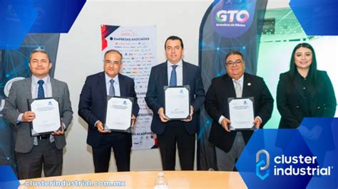 Cluster Industrial Firma UVEG convenio con el Clúster Automotriz de