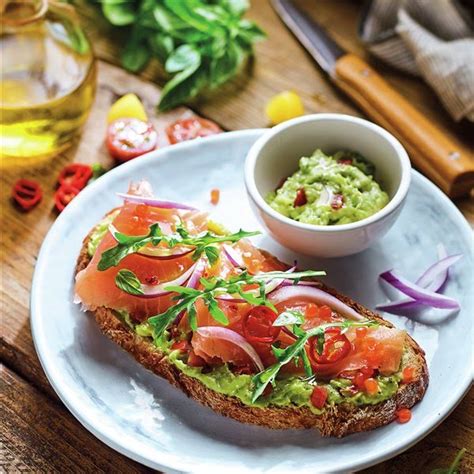 Toast de salmón ahumado con guacamole de 154 Kcal Receta fácil en la