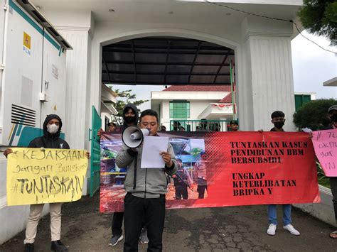 Penimbunan BBM Bersubsidi Di Gunung Putri Mahasiswa Demo Tuntut Usut