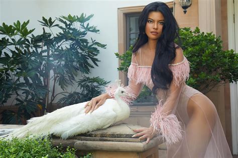 Mẹo tăng size vòng diện bikini áo cúp ngực gợi cảm như Á hậu Phương Thảo