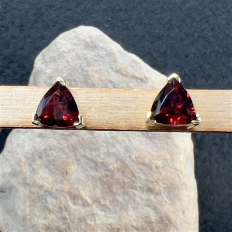 9ct Gold Garnet Stud Earrings