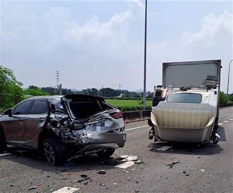 未保持安全車距猛撞小客車 大貨車「車頭倒頭栽」 社會 中時