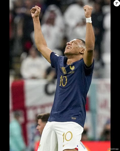 Complètement Ko Kylian Mbappé Assomme Un Supporter Français Avant