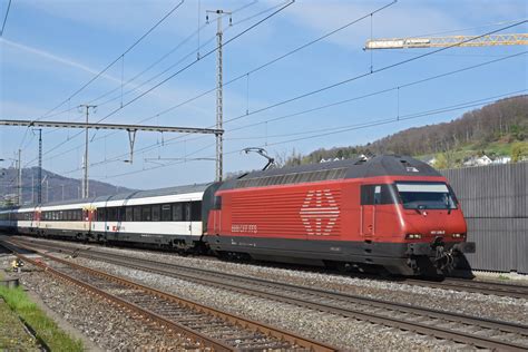 Re 460 086 2 durchfährt den Bahnhof Gelterkinden Bahnbilder de