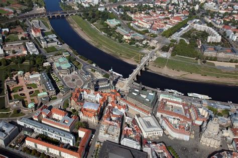 Dresden Aus Der Vogelperspektive Stadtansicht Am Ufer Des