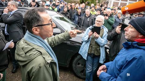 Nach Ausschreitungen In Biberach Cem Zdemir Bei Den Obstbauern