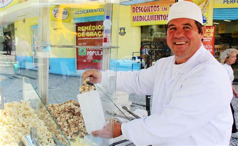 Pipoqueiro Exemplo De Empreendedorismo E Faz Sucesso Carrinho Na