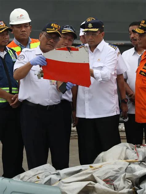 FOTO Menhub Tinjau Identifikasi Barang Temuan Dan Serpihan JT 610