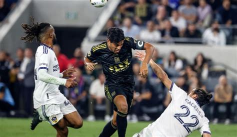 Carlos Vela Y Chicharito Se Dan Fuerte Abrazo Al Final Del Lafc Vs