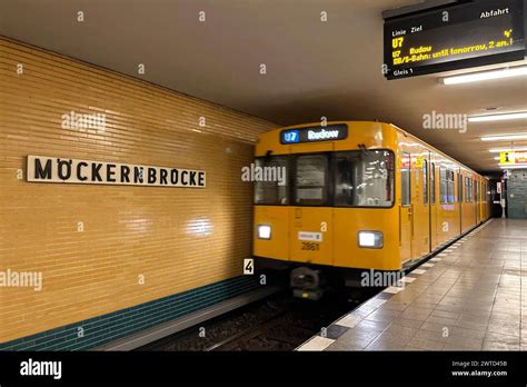 12 03 2024 Berlin GER U Bahn Der Linie 7 Faehrt In Den Bahnhof