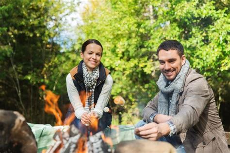 Acampamento Viagens Turismo Caminhada E Conceito De Pessoas Casal