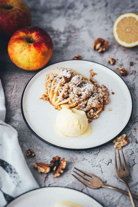 Hasselback Bratapfel Mit Knusperstreuseln Moey S Kitchen Foodblog