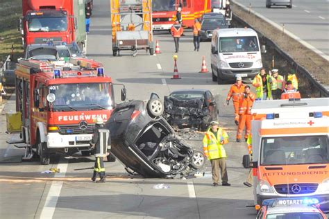 Bilder Geisterfahrer verursacht zwei schwere Unfälle auf der A 92