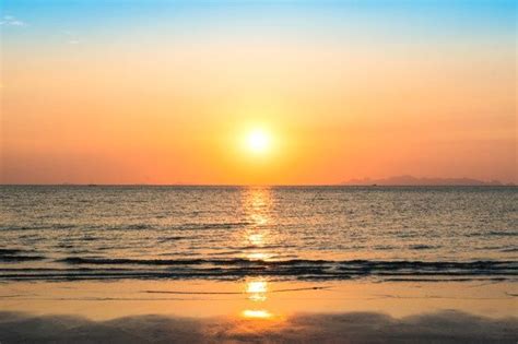 Hermosa Puesta De Sol Sobre El Mar Y La Playa Tropical En Verano