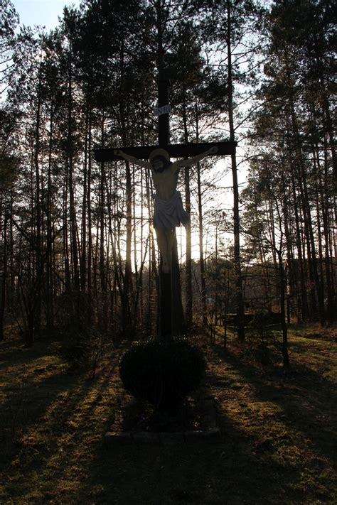 Krzyż obok cmentarza w Tworogu TWG Kurier