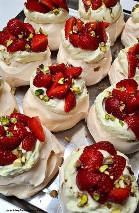 Mini Pavlova Z Kremem Pistacjowym I Truskawkami Searchingforanamaranth