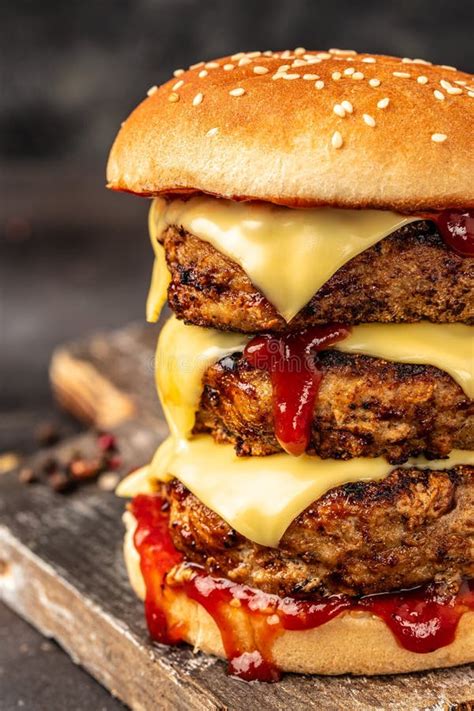 Hambúrguer De Três Patas Sobre Fundo Escuro Fast Food E Junk Food