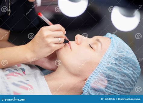 Preparación Para El Maquillaje Permanente De Labios Dibujo De Contorno