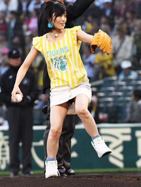 さや姉始球式！投球時胸の張りはプロ級？／写真特集 プロ野球 日刊スポーツ セクシーな写真 女性有名人 コスプレ 衣装