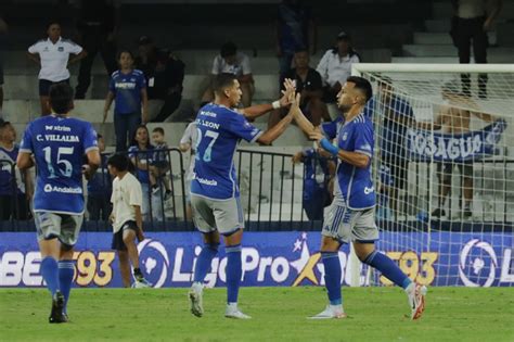 Emelec recurre a la pelota detenida y logra dramática remontada frente