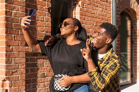 Melhores Amigos Tirando Uma Selfie Juntos Foto Gr Tis