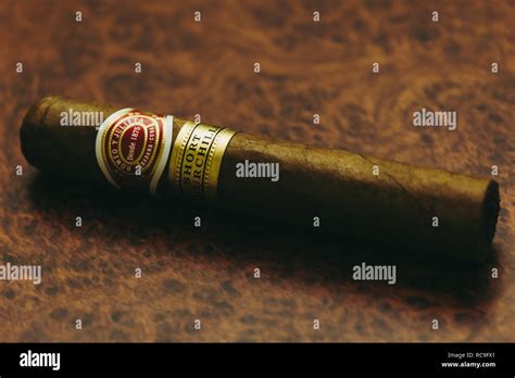 Cuban Cigar Romeo Y Julieta Red Band And Short Churchill Gold Band