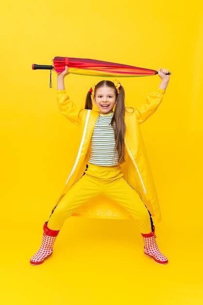 Een Klein Meisje Is Klaar Voor Slecht Regenachtig Weer En Houdt Een