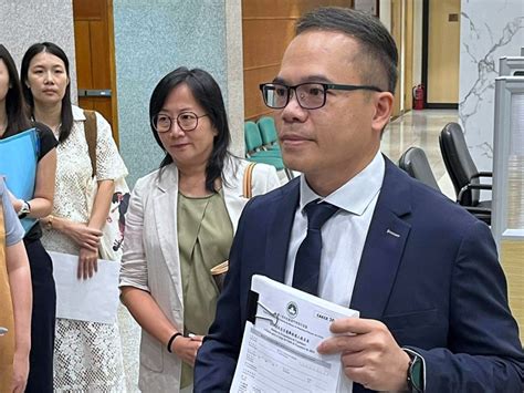 澳門特首選舉｜岑浩輝選舉代理人到選管會領取提名表 Rthk