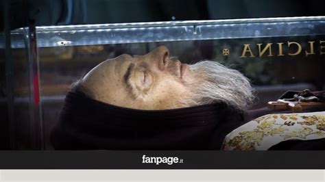 Il corpo di Padre Pio è il suo No ma i fedeli non lo sanno YouTube