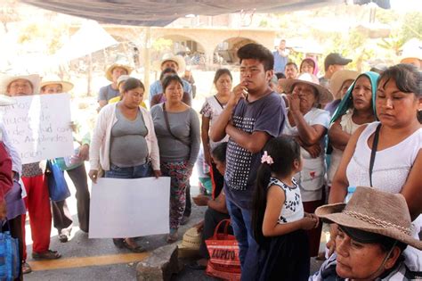 Bloquean Vecinos De Atlixtac La Carretera A Chilapa Para Que Se