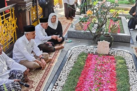 Didampingi Yenny Wahid Ganjar Sempatkan Ziarah Ke Makam Gus Dur Di