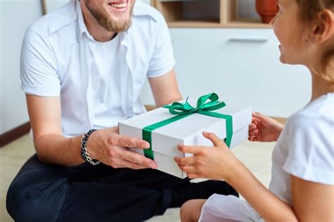 Ni A Le Est Dando A Su Padre Guapo Una Caja De Regalo El D A Del Padre