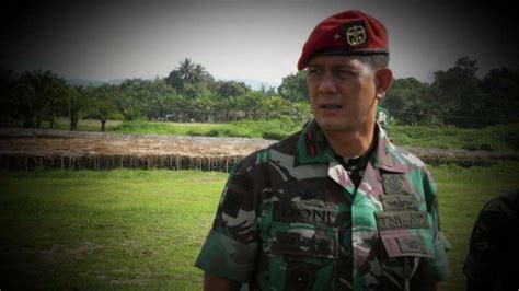 Foto Jenderal Kopassus Terabas Cuaca Ekstrim Demi Korban Banjir Flores