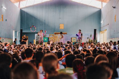 Teatro leva diversão e ensino sobre educação financeira para 1 6 mil