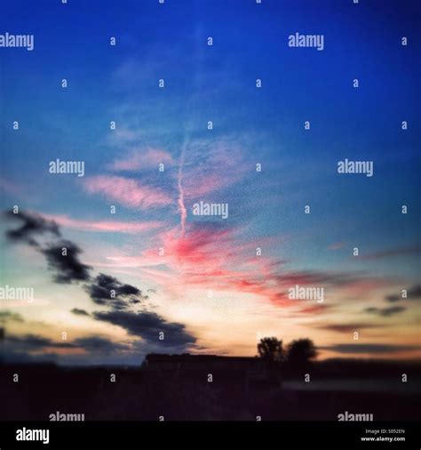 Cielo Serale Con Nuvole Rosa Immagini E Fotos Stock Alamy