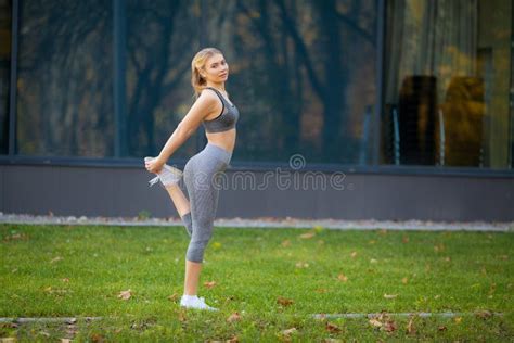 Aptitud Mujer Que Hace Estirando Ejercicio En Parque Imagen De Archivo