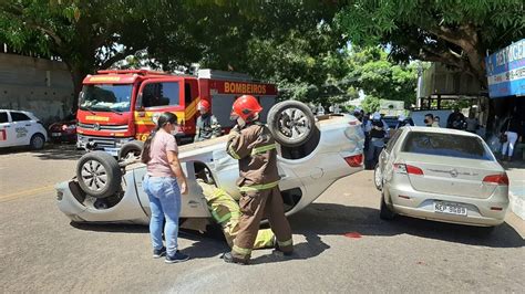 Carro capota após motorista avançar via preferencial em cruzamento no