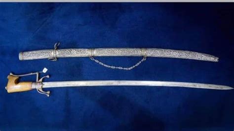 Sauvé des enchères parisiennes lAlgérie récupère le sabre historique