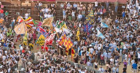 Palio Di Siena Vince La Contrada Della Lupa Gazzetta Di Parma