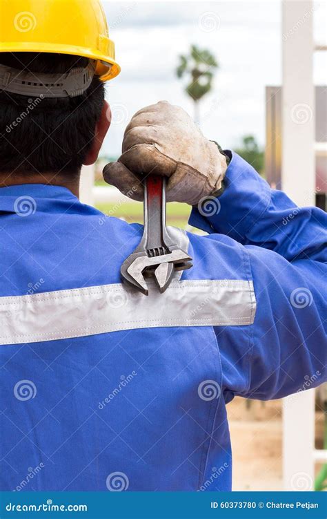 Imagen Del Primer De La Mano Humana Que Sostiene La Llave Foto De