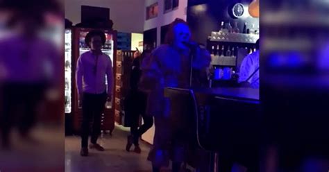 Facebook Viral Joven Va A Karaoke Y Encuentra A Pennywise El Payaso