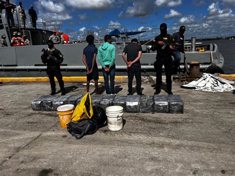 DNCD se incauta 300 paquetes de cocaína en costas de San Pedro de