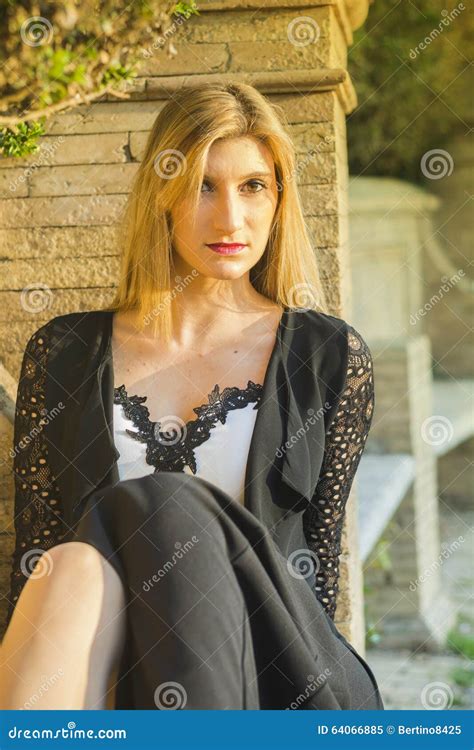 Regard Provocateur Et Séduisant Dune Fille Blonde Image Stock Image