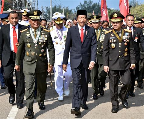 Hindari Macet Hut Tni Jokowi Jalan Kaki Kilometer