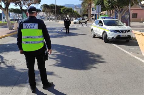 La Policía Local de Adra detiene a dos individuos y evita el robo de un